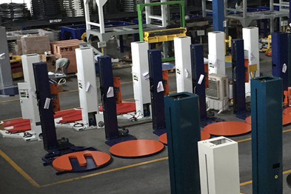 Almacén equipos de enfardado en taller