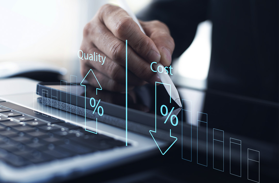 Directivo de empresa estudia los costes de producción